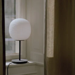 New Works Lampe De Table Lantern Small -Lampes Boutique 501522 01 3 EnvironmentImage 88e640b1b9