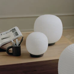 New Works Lampe De Table Lantern Globe Moyen -Lampes Boutique 501543 01 4 EnvironmentImage 59b81c23bb