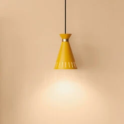Warm Nordic Suspension Cone 9 Warm Nordic Suspension Cone -Lampes Boutique Cone pendel honeyyellow miljo 3f96e2c92b
